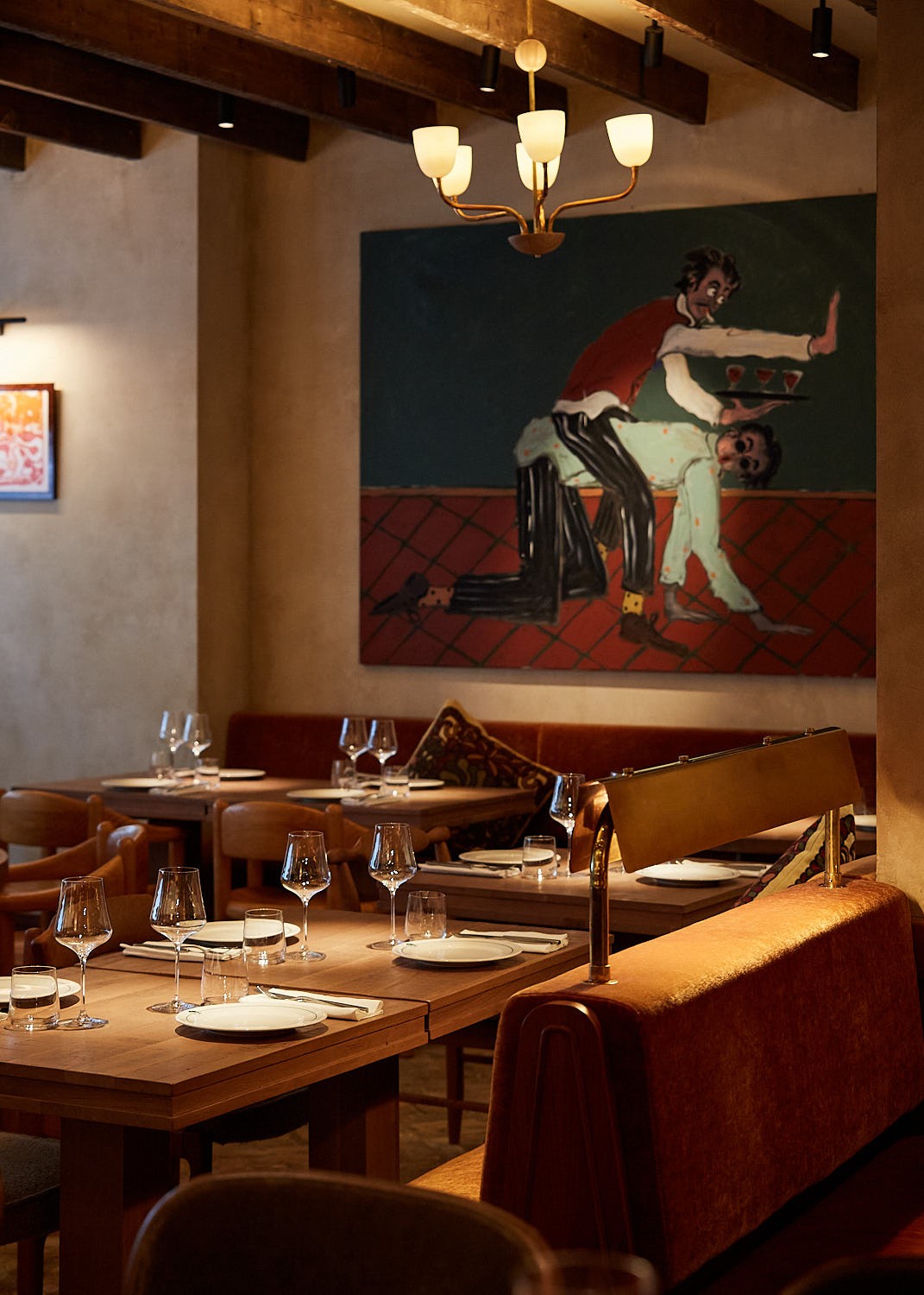 Jack Penny 的作品捕捉了秩序與混亂之間令人著迷的張力，為餐廳帶來鮮活而躍動的能量